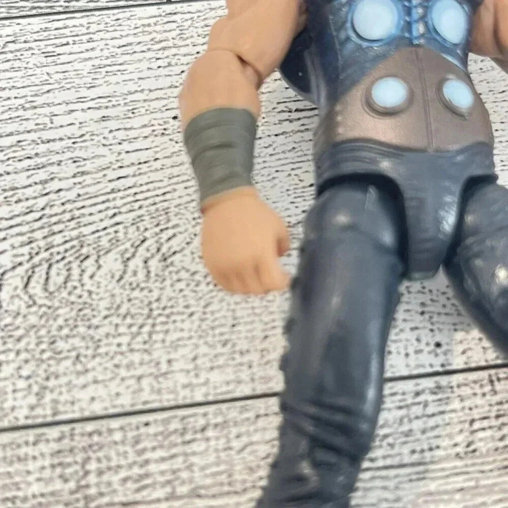 Marvel Universe Ultimate Thor Action Figure 3.75" - Picture 5 of 7